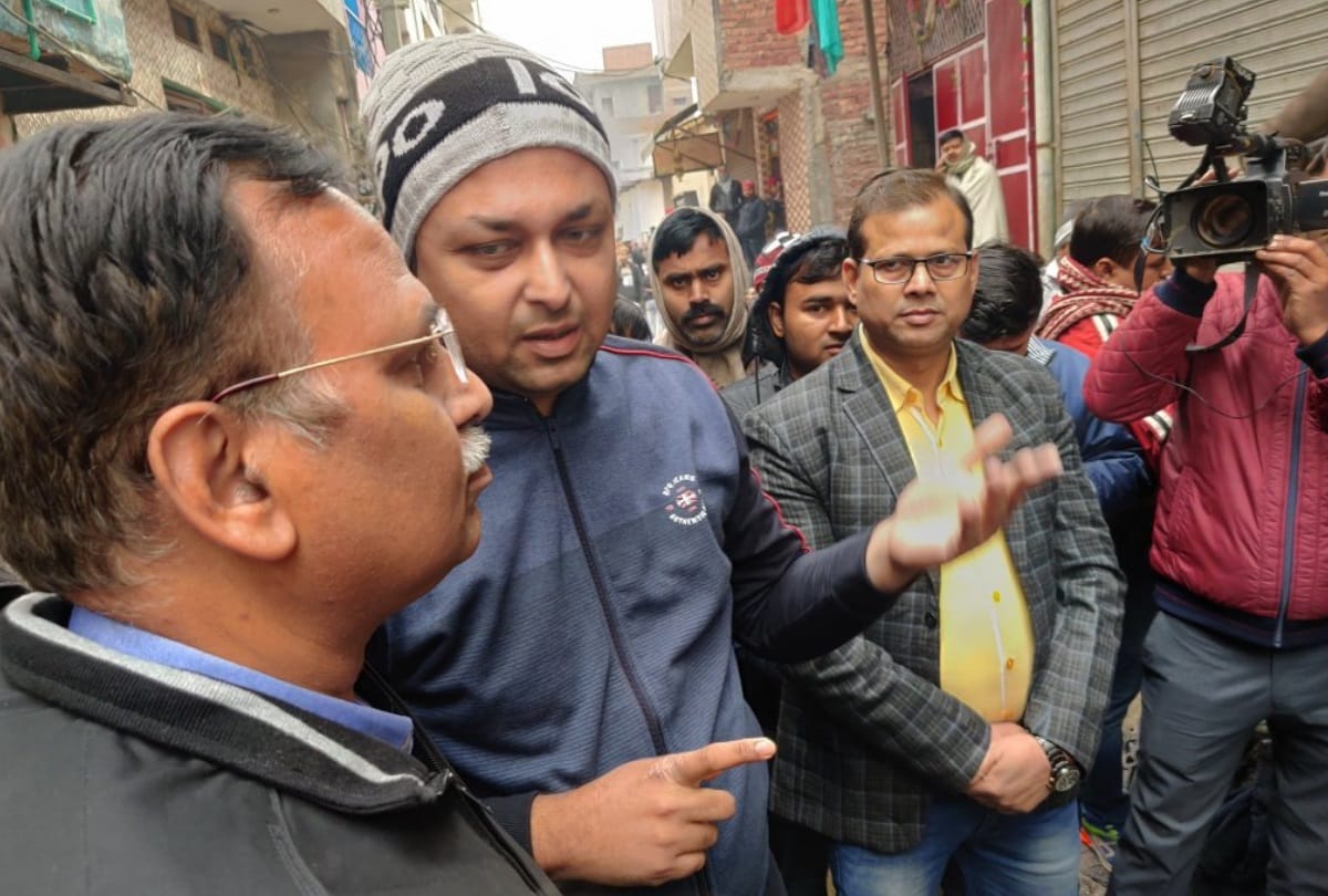 delhi kirari fire kejriwal govt announce 10 lakh rupees for kins of deads manoj tiwari visit spot