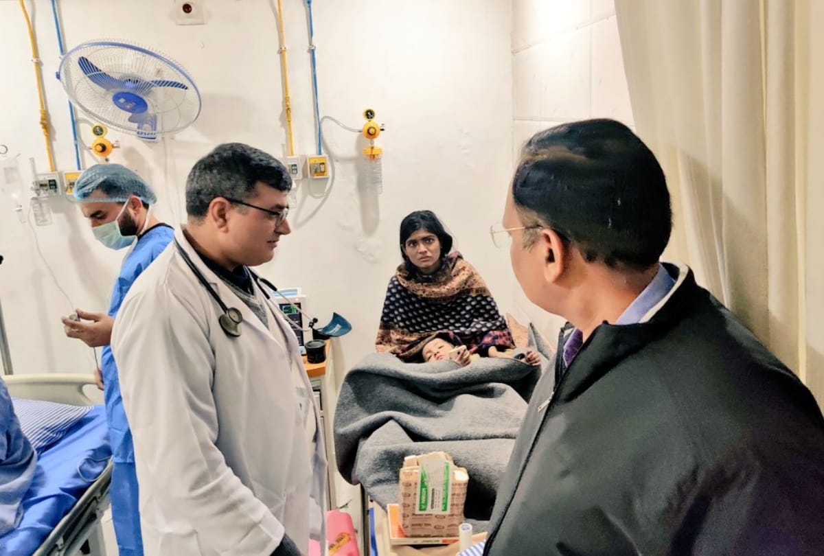 delhi kirari fire kejriwal govt announce 10 lakh rupees for kins of deads manoj tiwari visit spot