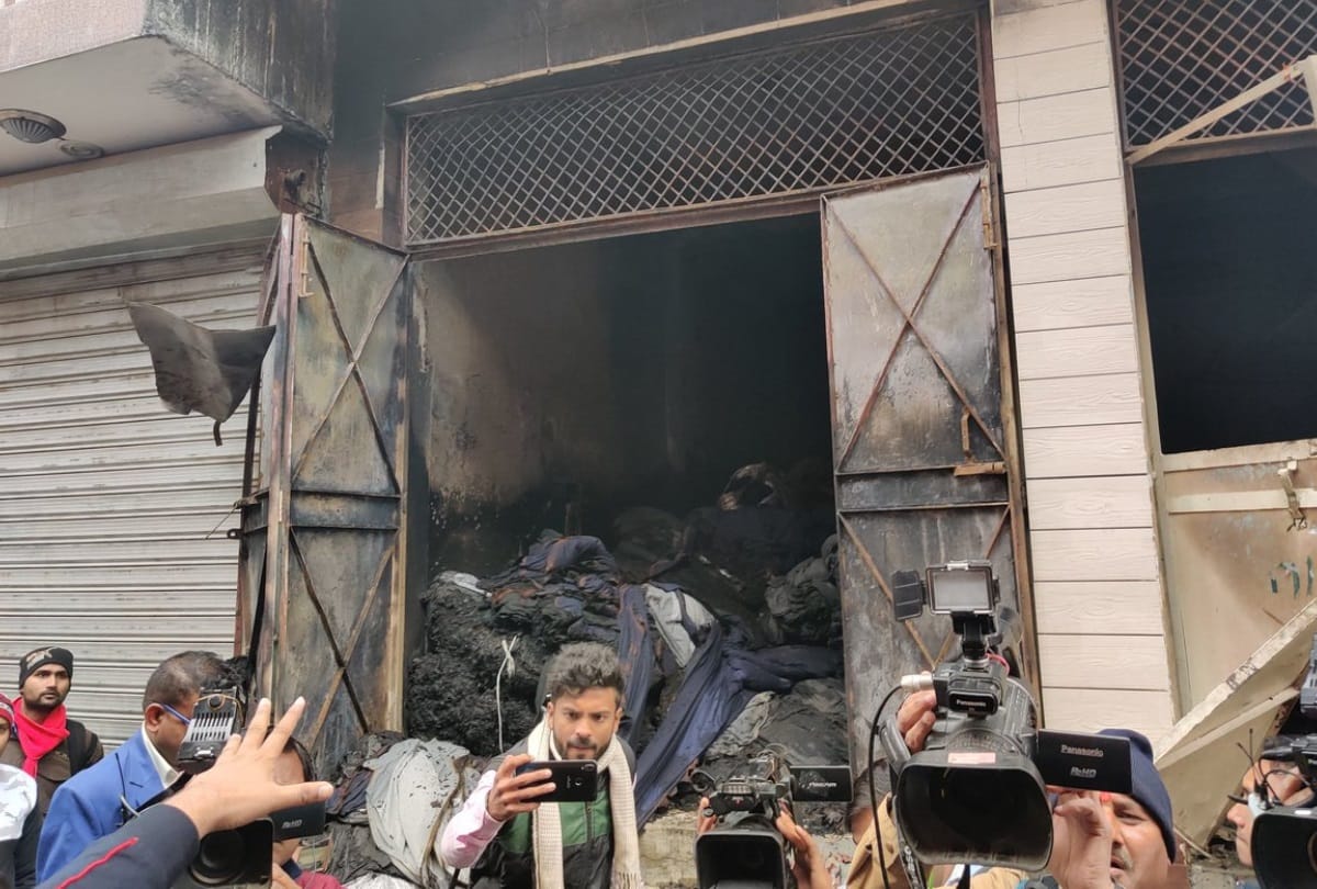 delhi kirari fire kejriwal govt announce 10 lakh rupees for kins of deads manoj tiwari visit spot