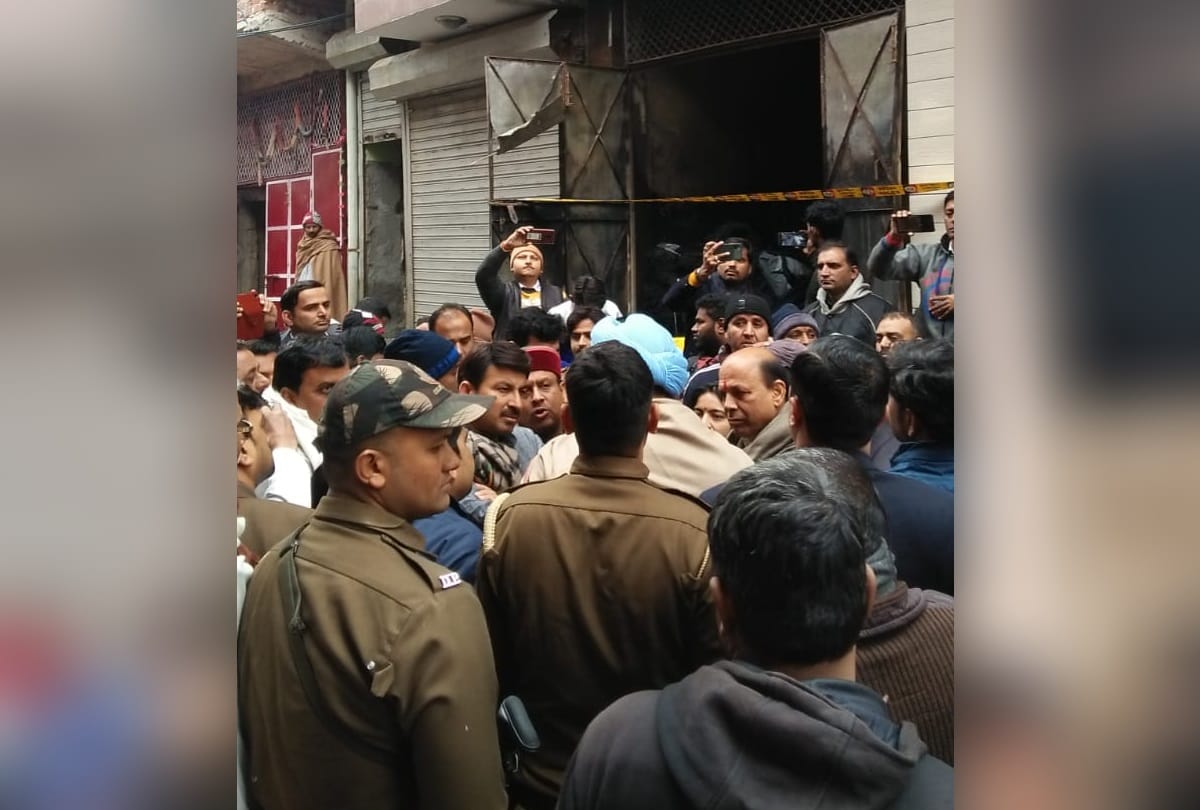 delhi kirari fire kejriwal govt announce 10 lakh rupees for kins of deads manoj tiwari visit spot