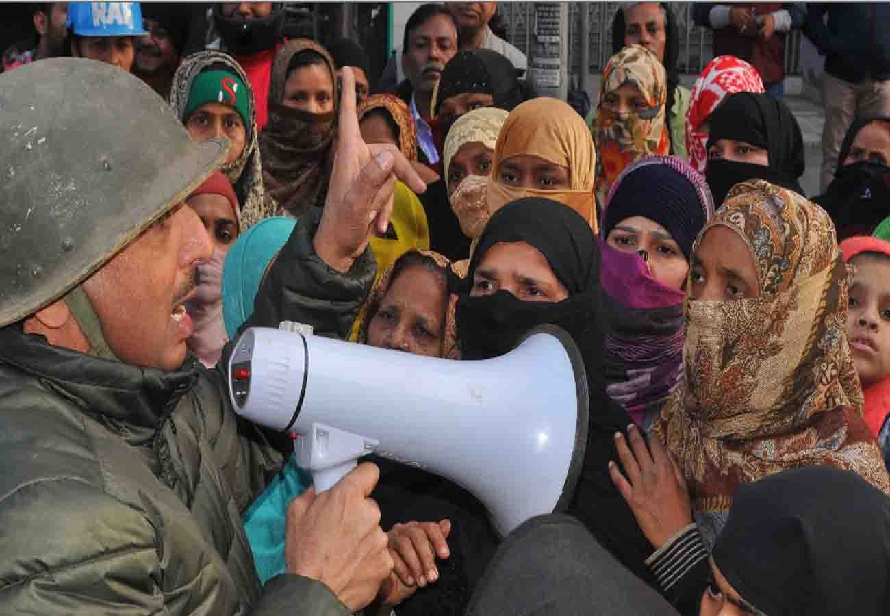 Women came out on the streets to protest to action  against the miscreants in kanpur