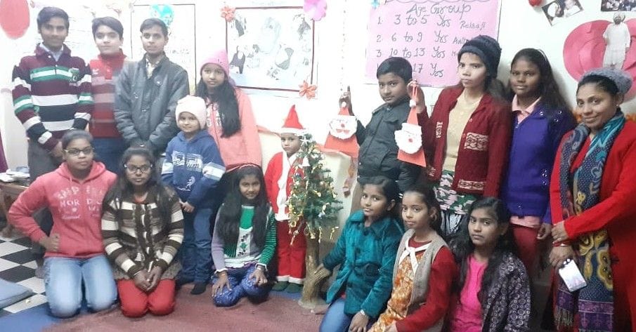 Hathras: Children give message of living in happiness and love in Santa Claus costumes