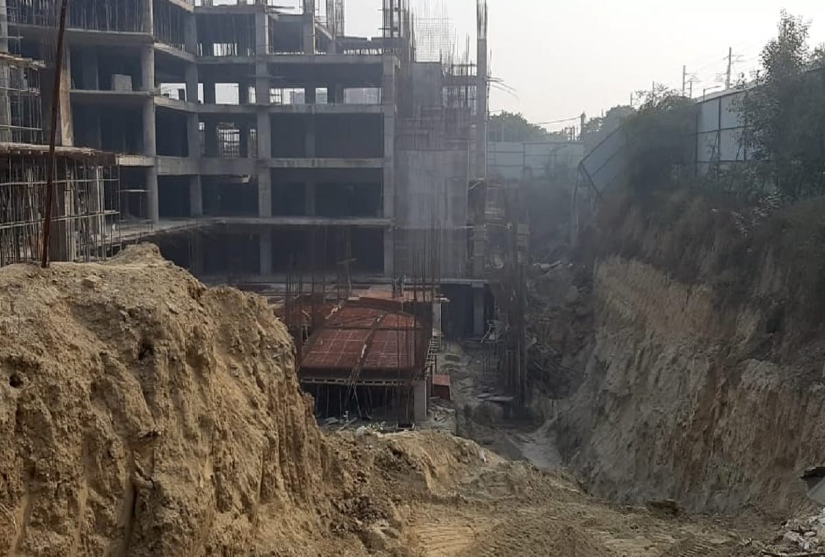 Mud falls in under-construction mall in Faridabad, Death of a worker
