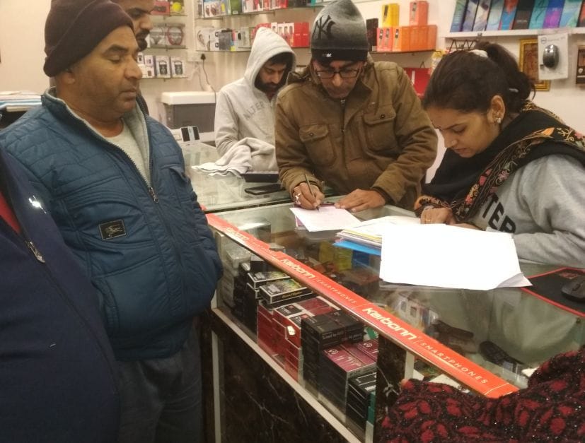 Mobile Lakhs stolen from shop lock