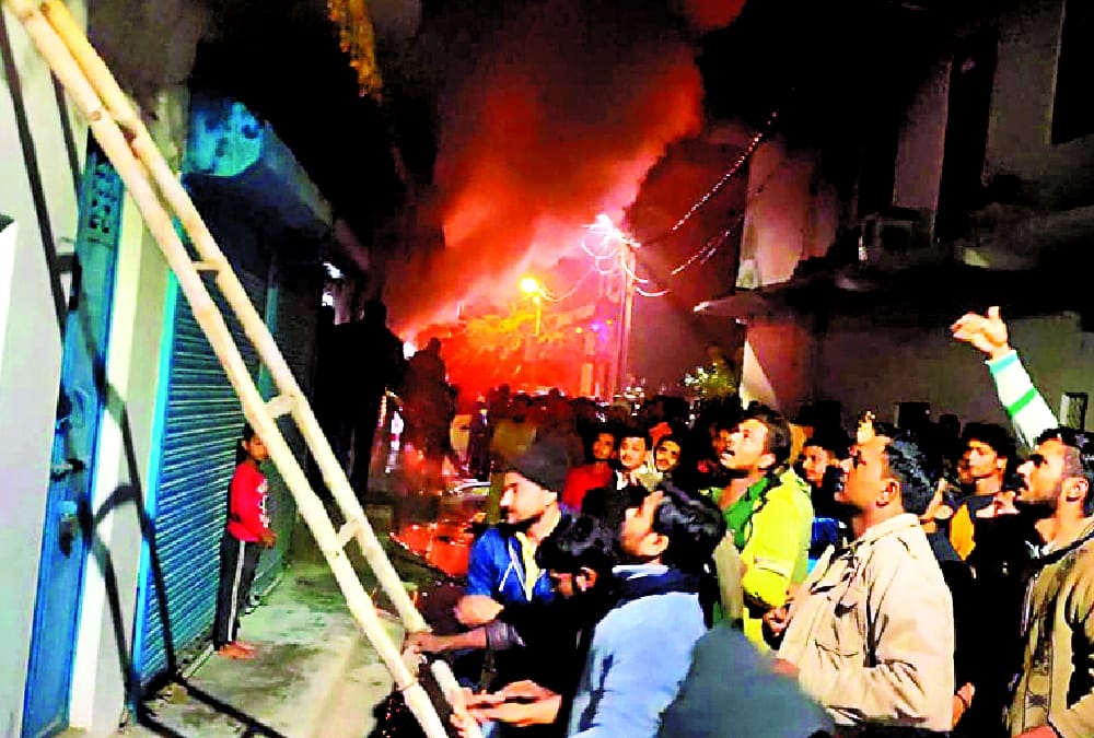 Fire in a clothes shop in Lalganj.