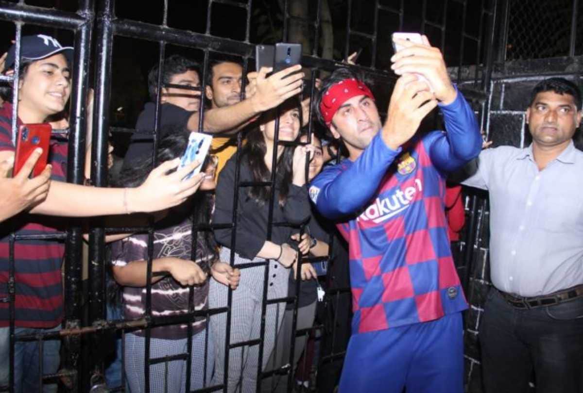ranbir kapoor injured during playing football he take selfie with fans