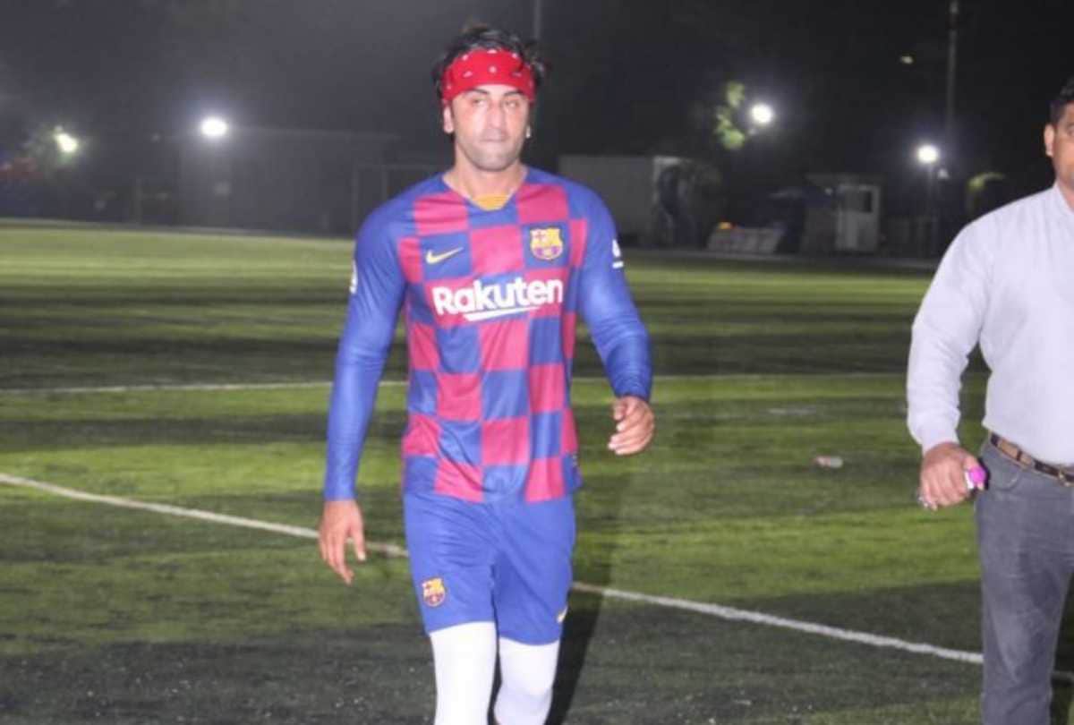 ranbir kapoor injured during playing football he take selfie with fans