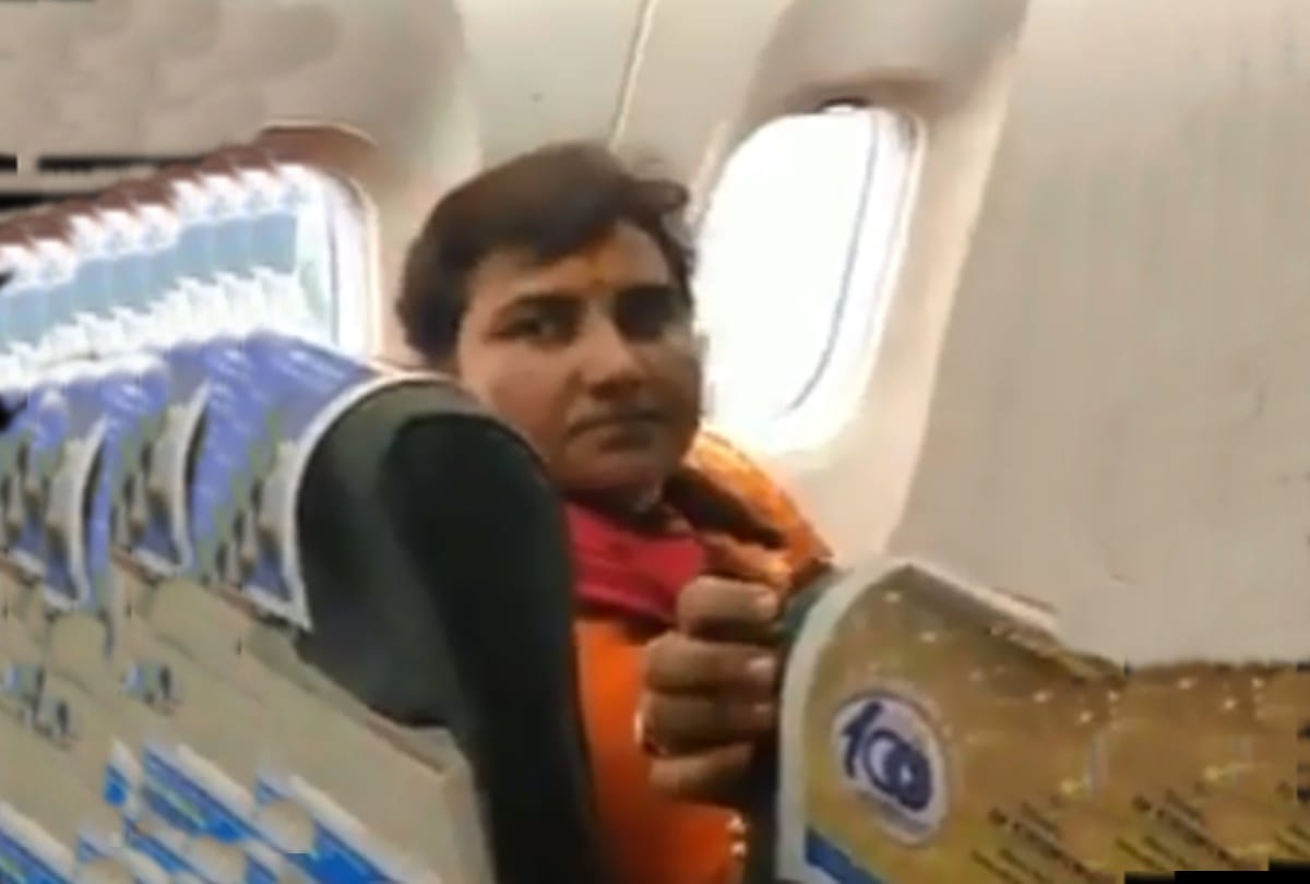 BJP MP Sadhvi Pragya Singh Thakur Viral Video in SpiceJet flight