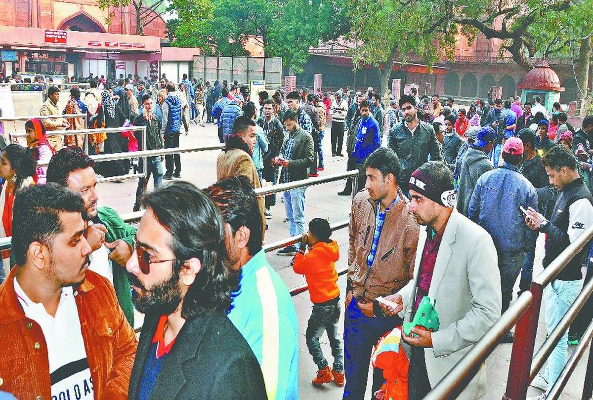 Tourists reduced on world famous monument Tajmahal After Violence in Up