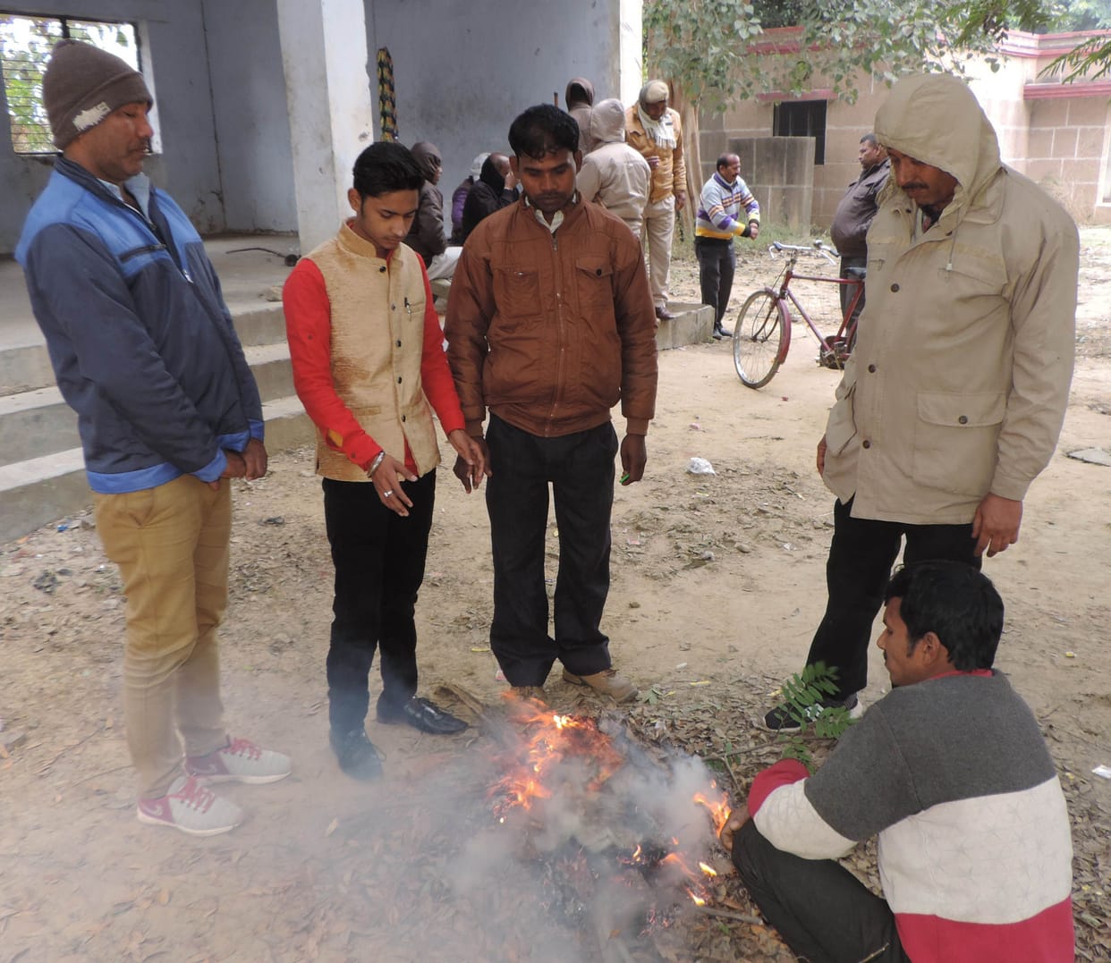 sardee ne badhaaya sitam, galan se badhee kampakampee