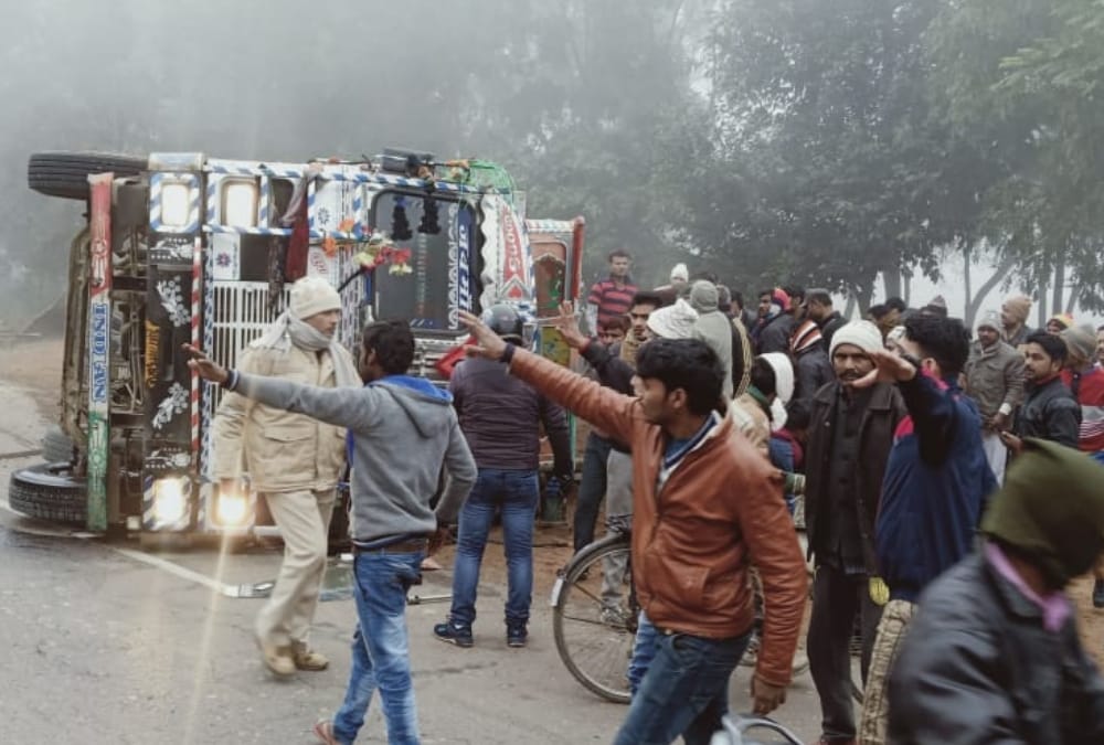 A truck turn over on a bike kills two in Sitapur.