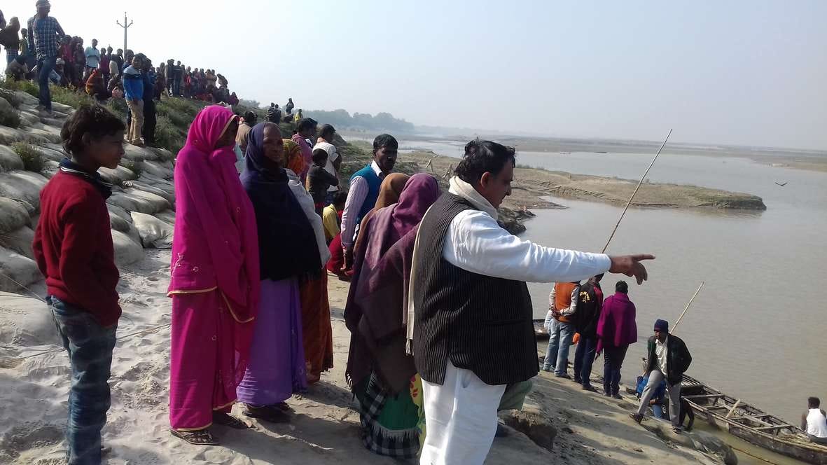 Priests of temple immersed in Ghaghra