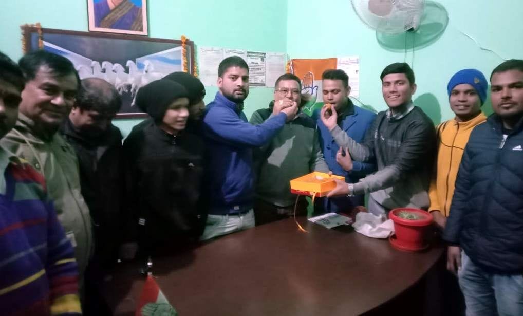 Congress workers distributed sweets on victory in Jharkhand