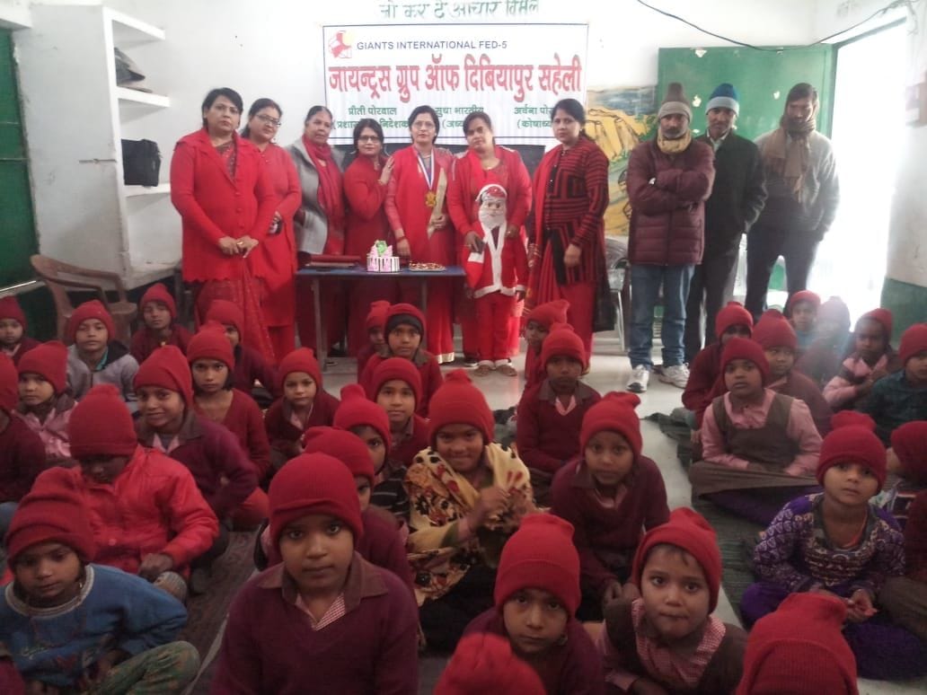 Cut with children on Christmas, distributed gifts and hats