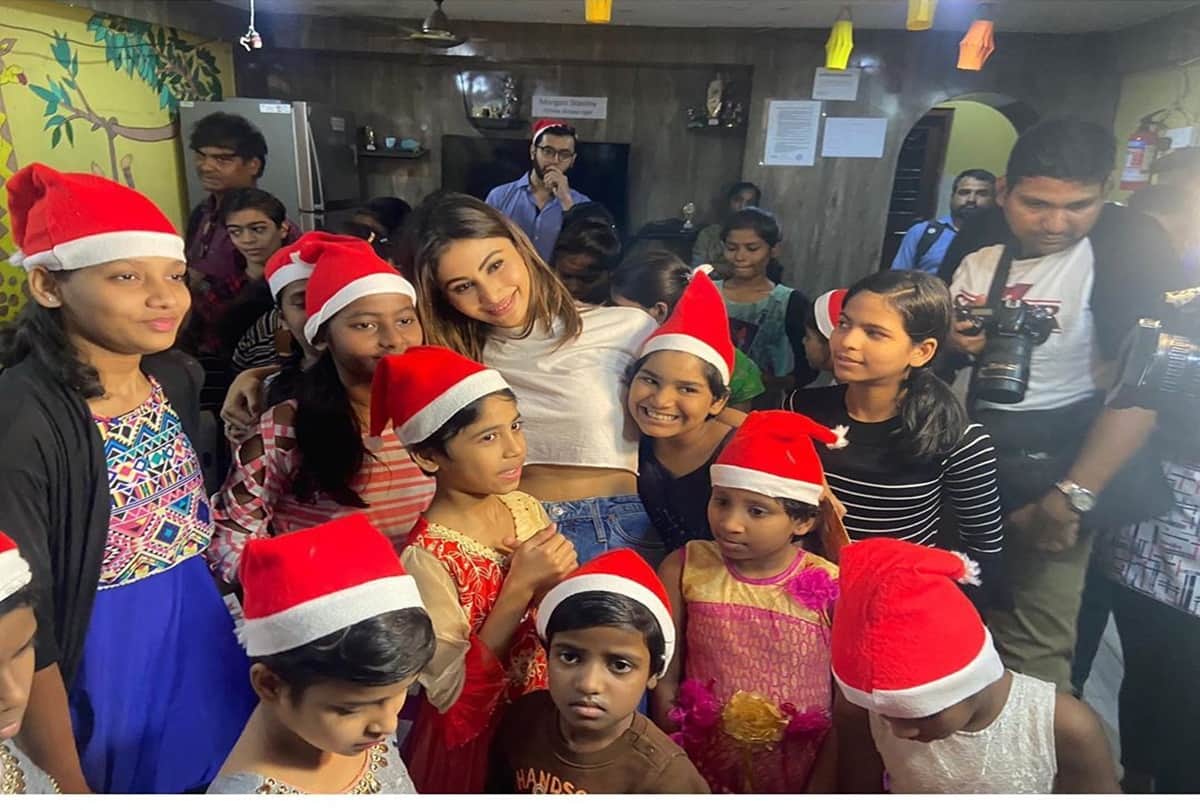 Mouni Roy Celebrate christmas With HIV-afflicted kids at NGO