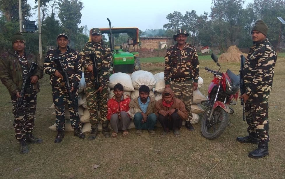 38 sack white mole recovered, three arrested