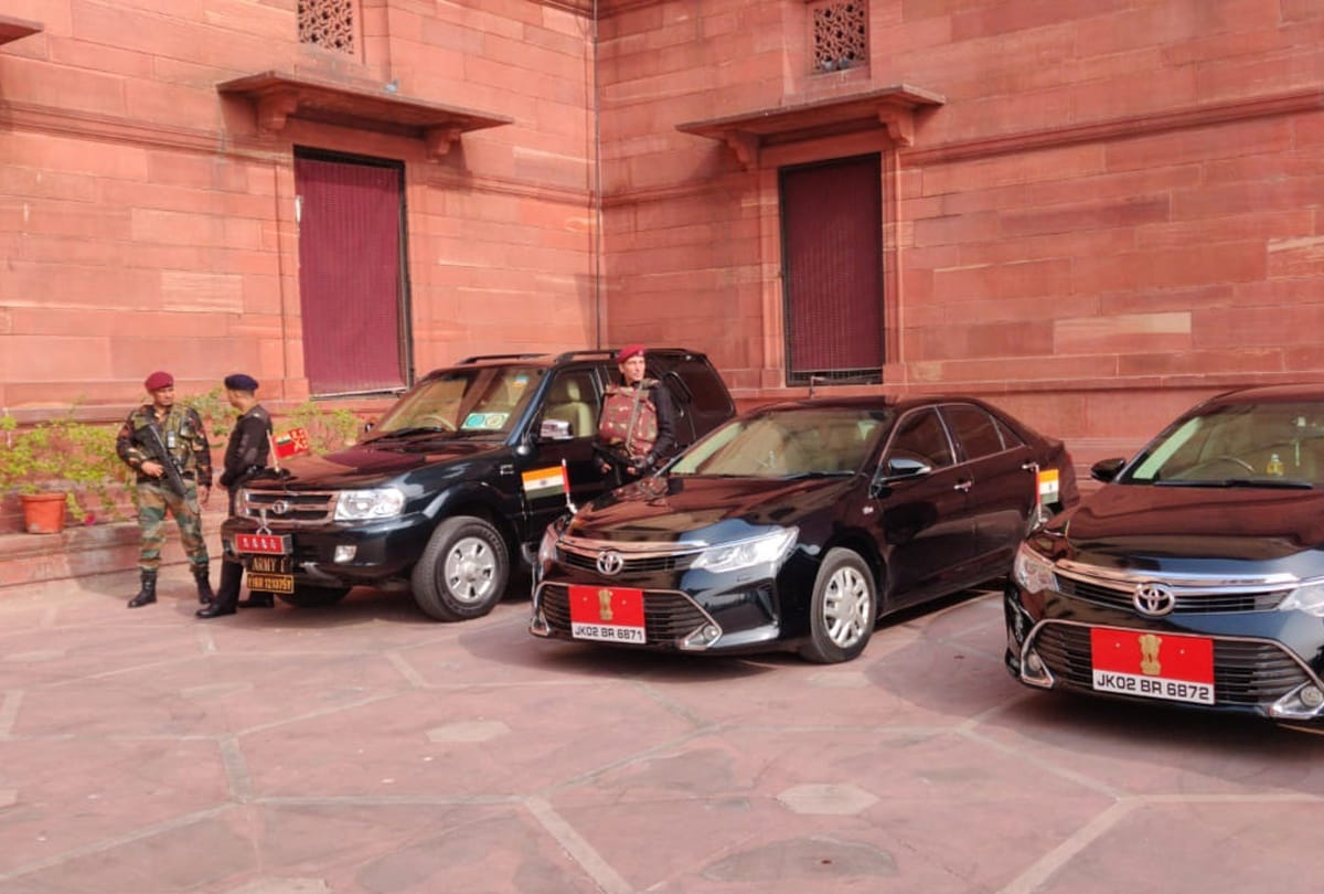 Jammu-Kashmir Lt Governor, Army Chief and CRPF DG  reached Home Ministry for a high level meeting