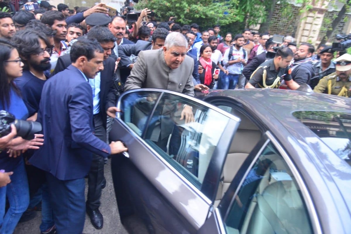 students block convoy of Governor Dhankhar as he arrived at Jadavpur University, show black flags