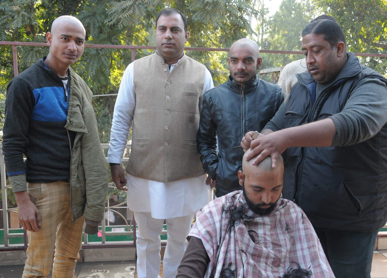 Head shaved against corruption in drinking water corporation