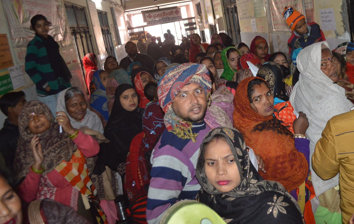 Hathras: DM tightens the doctor, sitting in OPD
