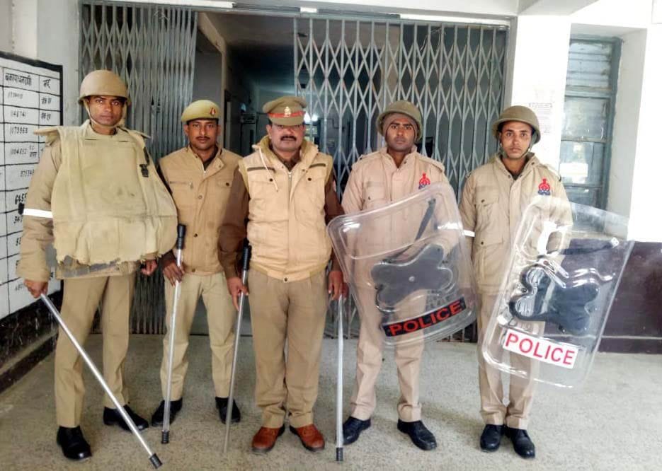 chappe-chappe par tainaat raha pulis phors