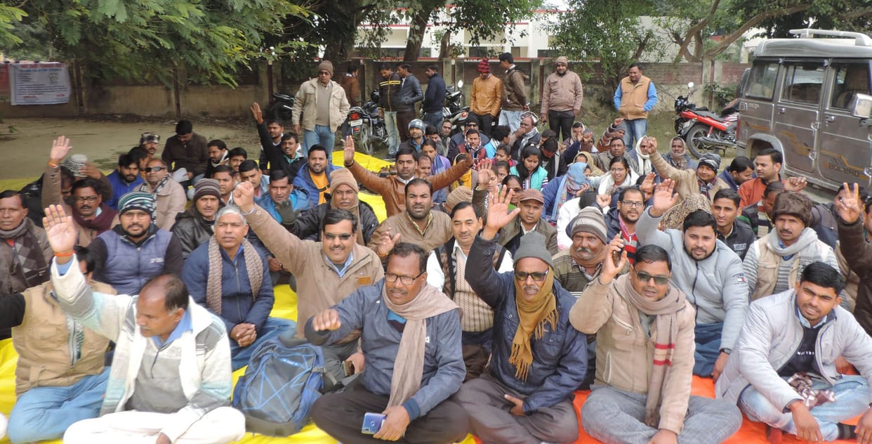 lekhapaalon ka kalaktret maidaan par dharana jaaree
