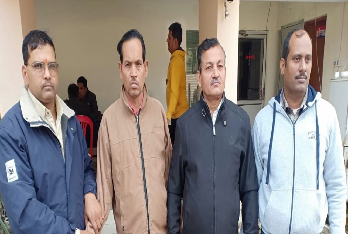 Jhansi Chit fund society Lipik caught red handed taking bribe