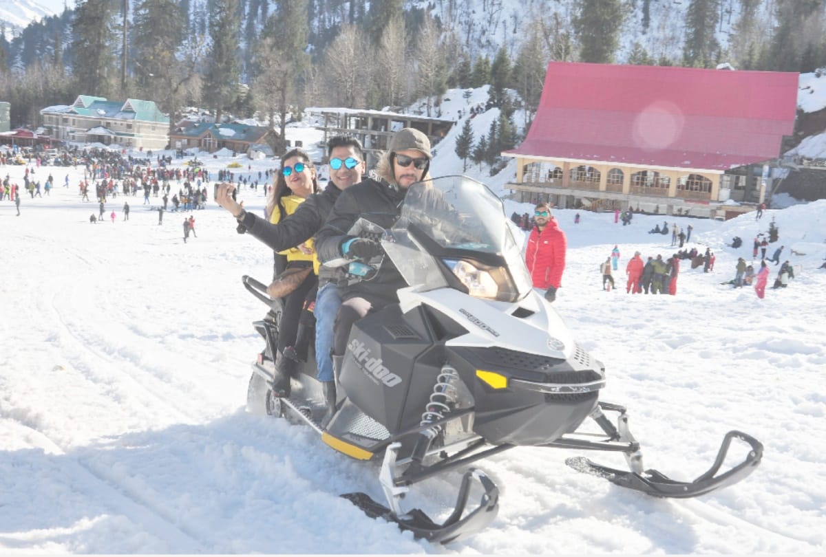 Photos: tourist flux increased in Manali for Christmas, doing fun amidst snow