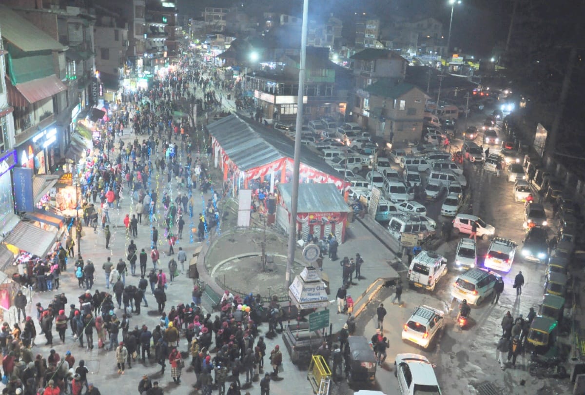 Photos: tourist flux increased in Manali for Christmas, doing fun amidst snow
