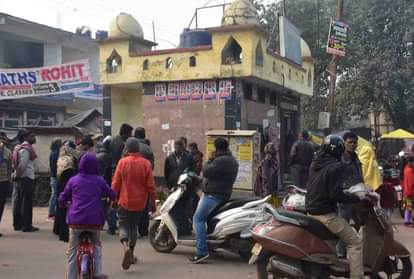 चौराहों पर लगाए गए उपद्रवियों के पोस्टर