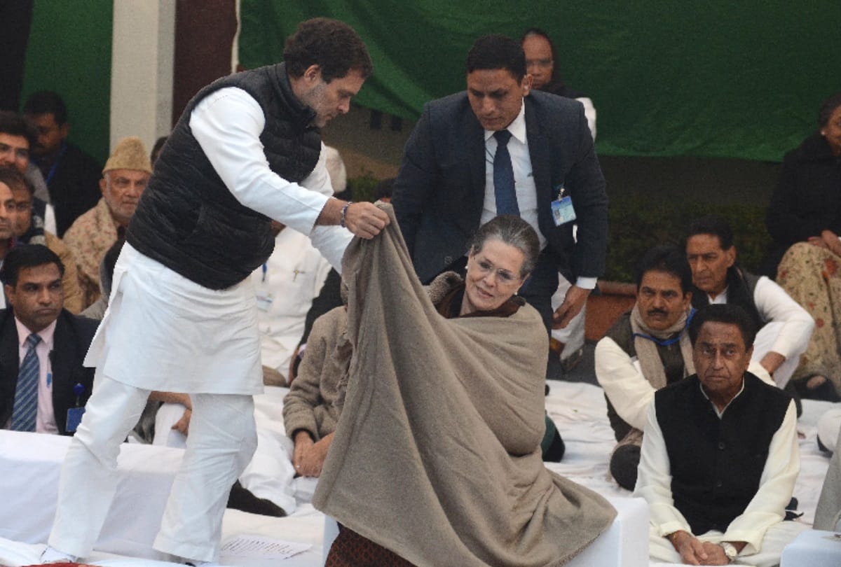 CAA 2019 congress satyagraha at rajghat rahul gandhi seen giving shawl to mom sonia photo goes viral