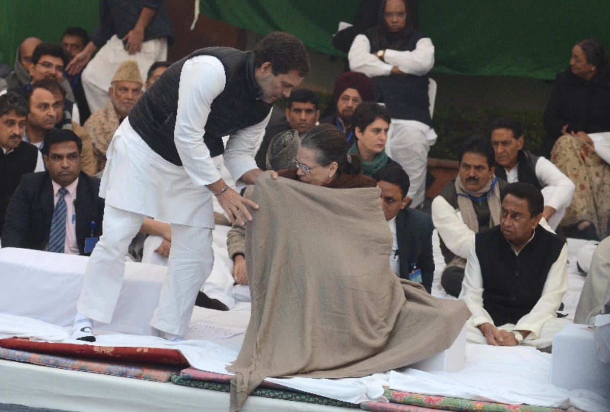 CAA 2019 congress satyagraha at rajghat rahul gandhi seen giving shawl to mom sonia photo goes viral