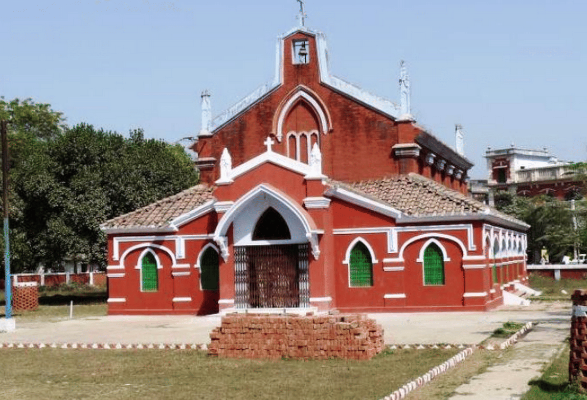Red Church nadesar was built under supervision of clergy of England in varanasi