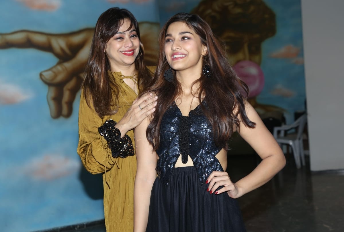 saiee manjrekar birthday bash Dabang 3 Hero salman khan and other bollywood celebrities attend