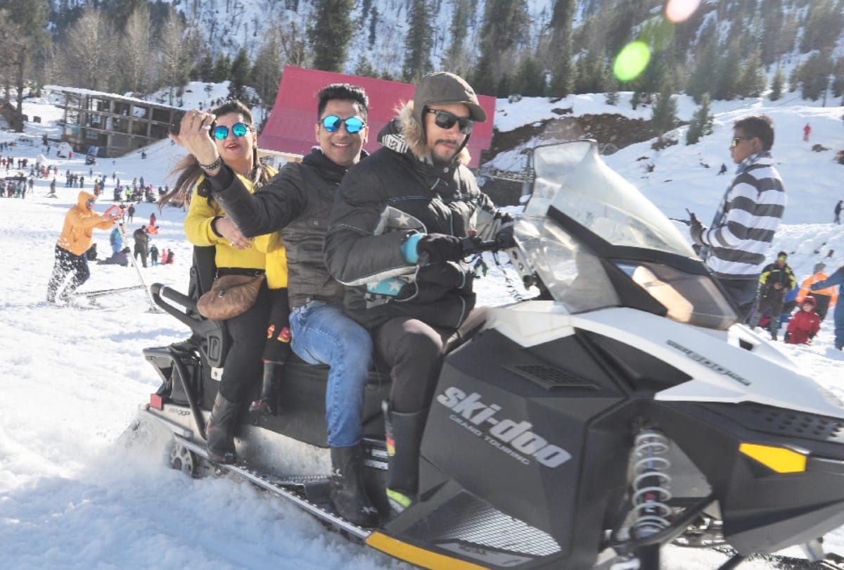 Photos: tourist flux increased in Manali for Christmas, doing fun amidst snow