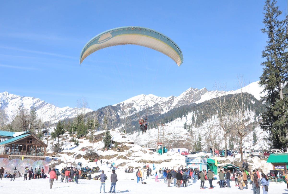 Photos: tourist flux increased in Manali for Christmas, doing fun amidst snow
