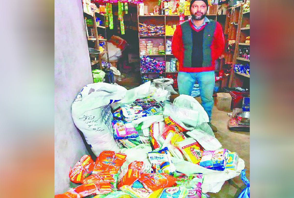 Stock of polythene bags Caught in Sikandra Market