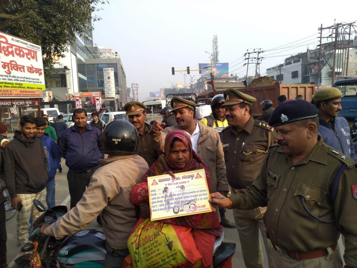 helmet wear husband co-driving wife awarded by traffic police gorakhpur, also advised