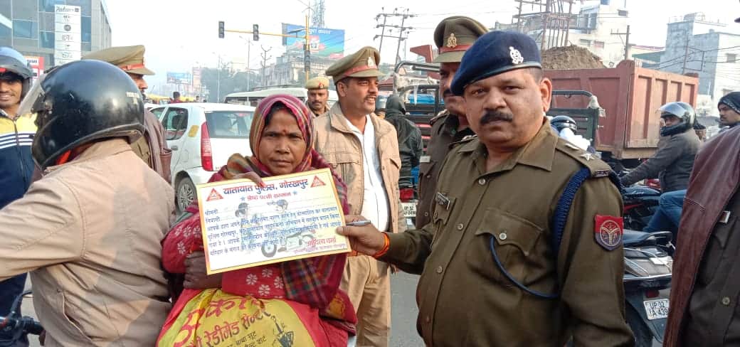 helmet wear husband co-driving wife awarded by traffic police gorakhpur, also advised