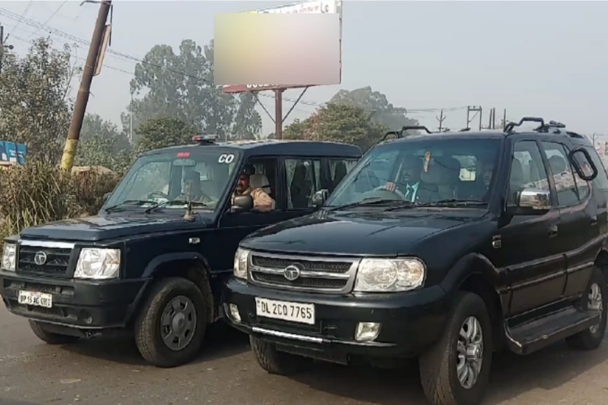 Priyanka Gandhi and Rahul gandhi returned to delhi after they stopped by Police on meerut border