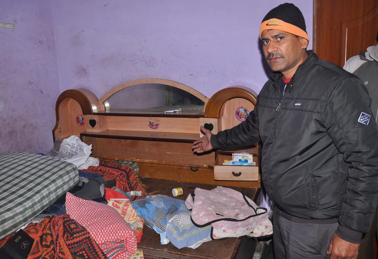 pistol, rupee, theft