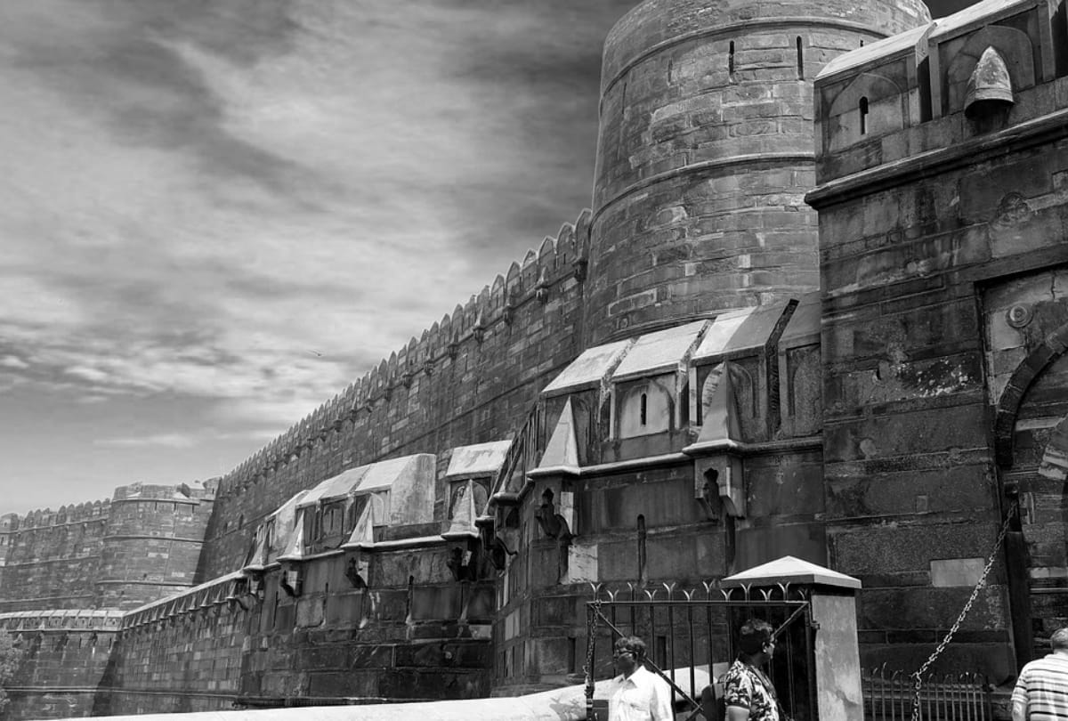 agra fort historical monuments places to visit