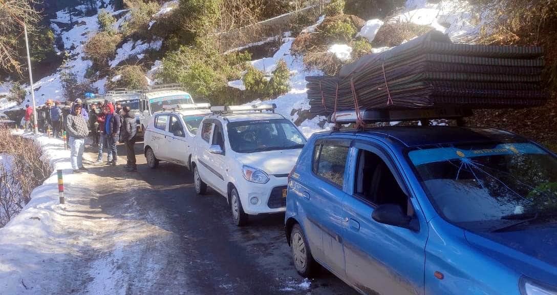Tourist Vehicles Skid in heavy frost on Auli Road See visual