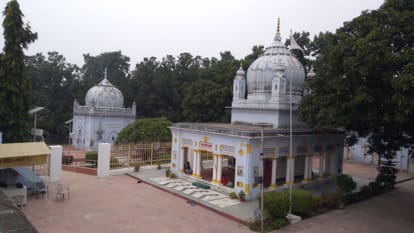कबीर चौरा परिसर स्थित संत कबीर की समाधि व मजार। (फाइल)
