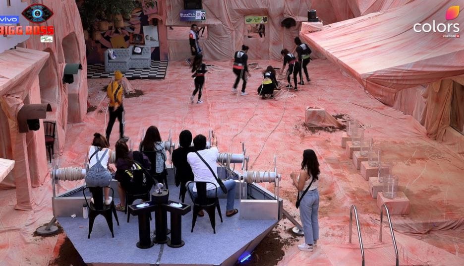 Bigg Boss 13 Shahnaz Kaur Gill And Vishal Aditya Singh Stuck Into Ugly Fight in Captaincy Task