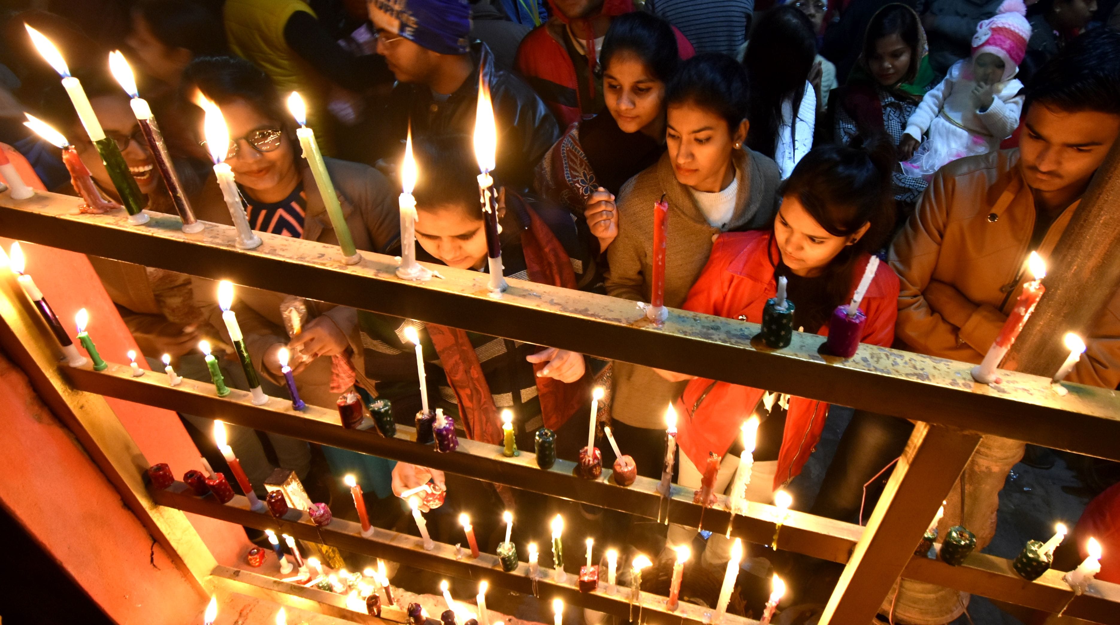 Prayagraj: Prayer for peace in the country after worship