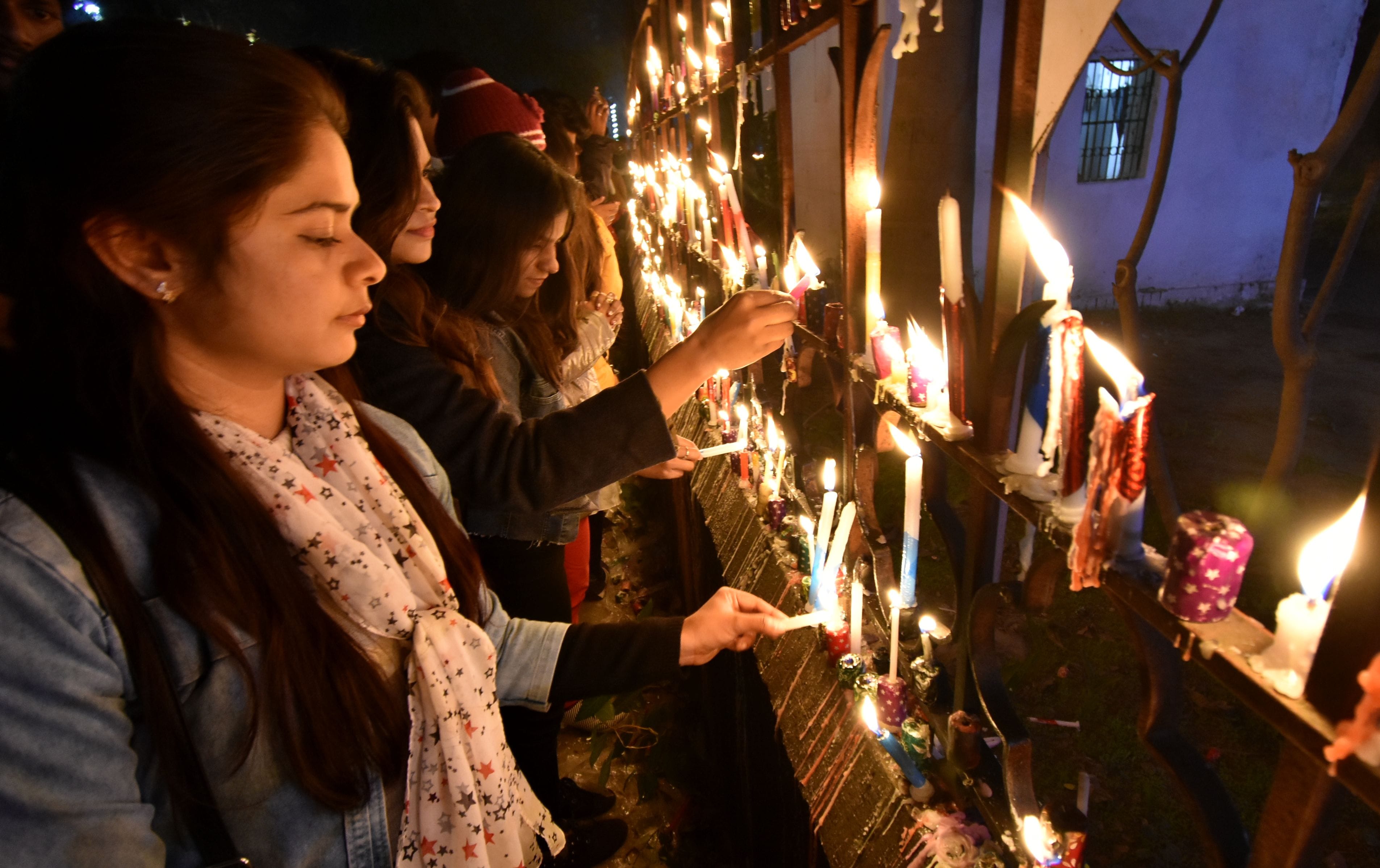 Prayagraj: Prayer for peace in the country after worship