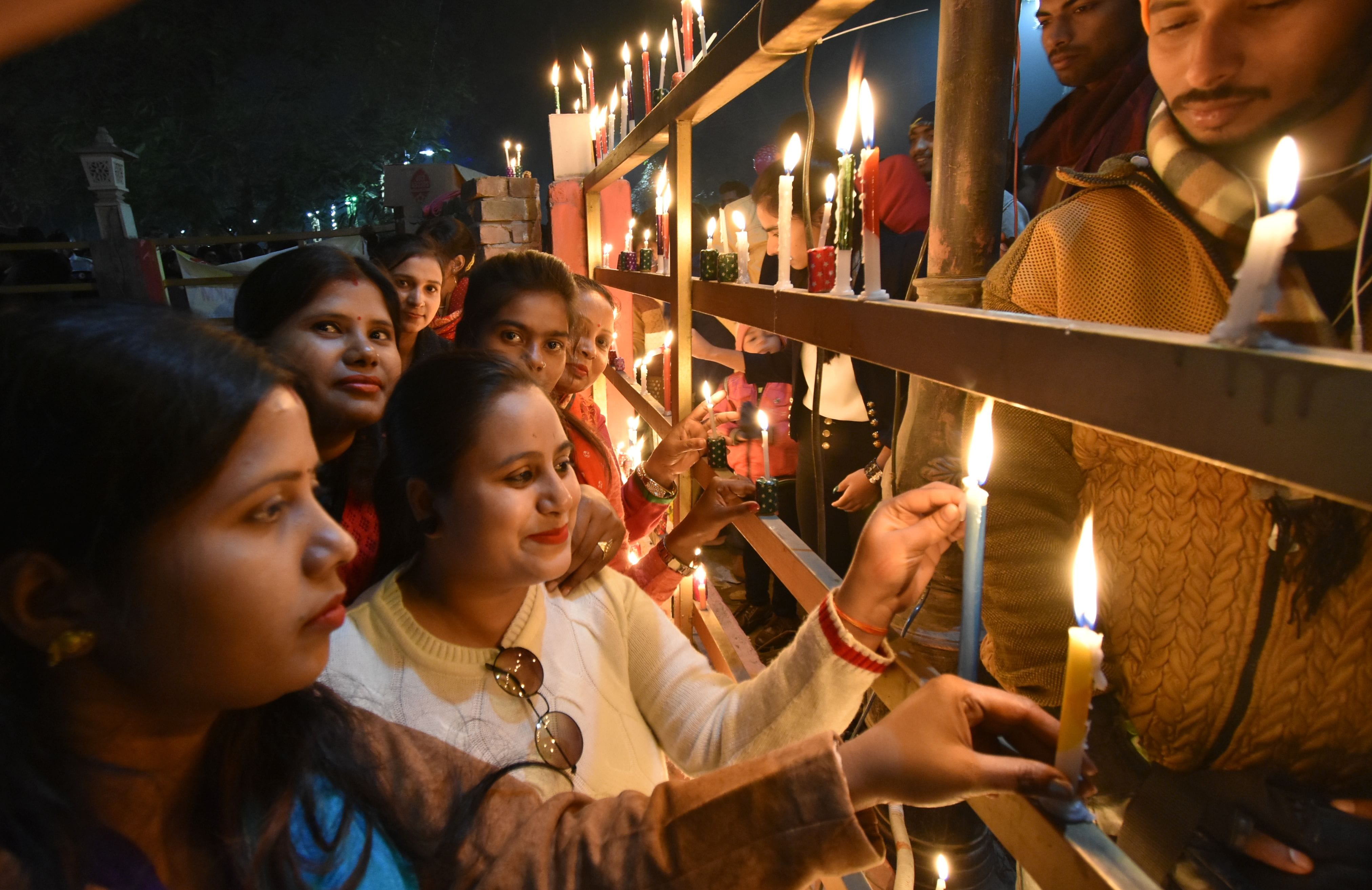 Prayagraj: Prayer for peace in the country after worship