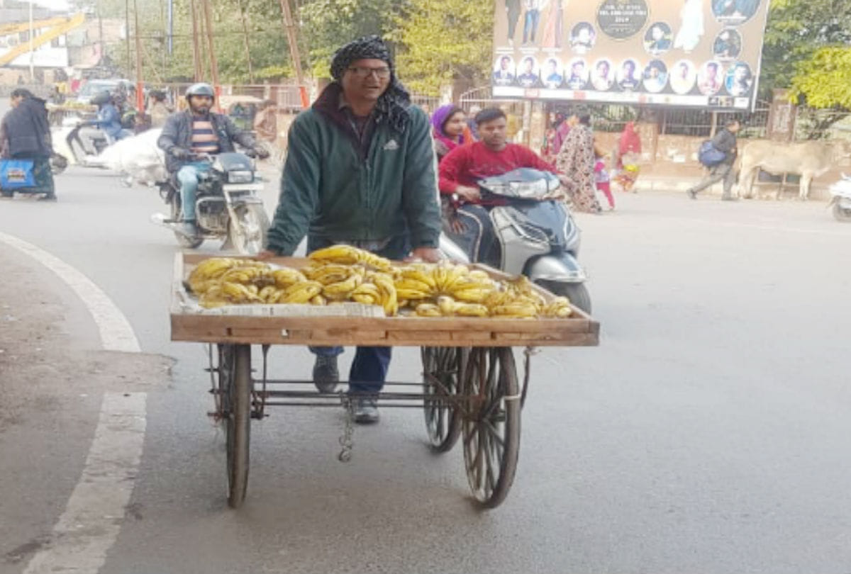 police inspector sold bananas on the streets in agra
