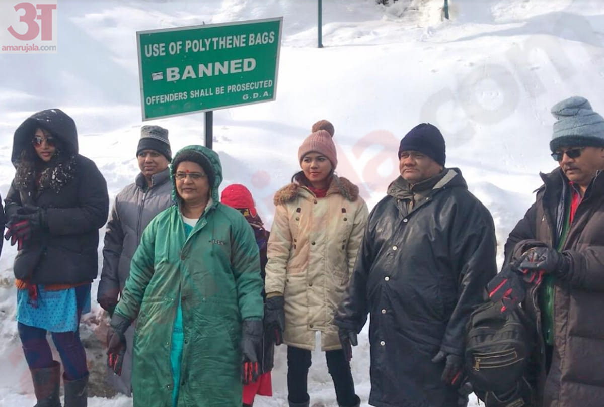 White Christmas Kashmir:beautiful footfalls covered with five feet of snow,Gulmarg buzzes tourists